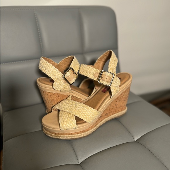 Some very nice detailed pumps, a size 6. - Picture 1 of 6